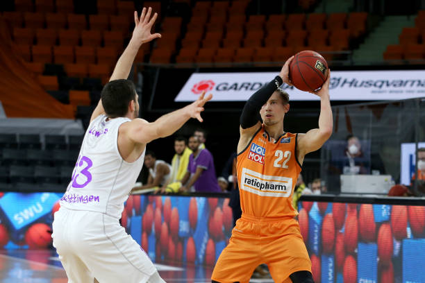 在进攻端 在进攻端