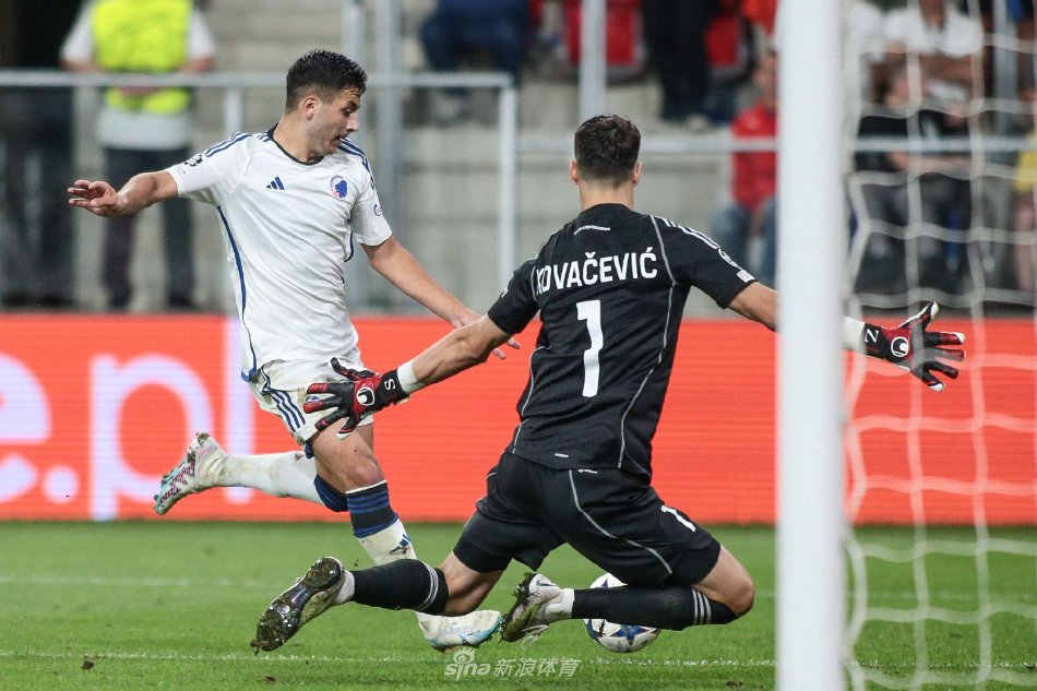 现出高度的 现出高度的