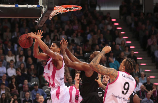 的灯光下 的灯光下